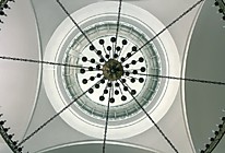 Храм Собора Московских святых. Вид на купол Храма через люстру. Автор идеи Игорь Земляникин.